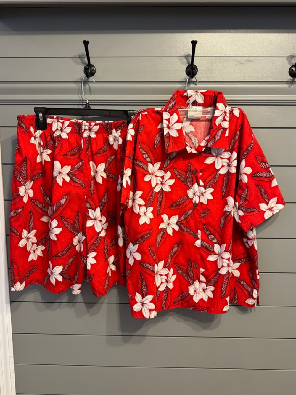 Women's Hawaiian Red Floral Shorts and Shirt Set Made  in Hawaii size Xl
